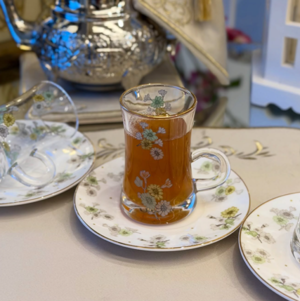 Tasse a thé a fleurit vert