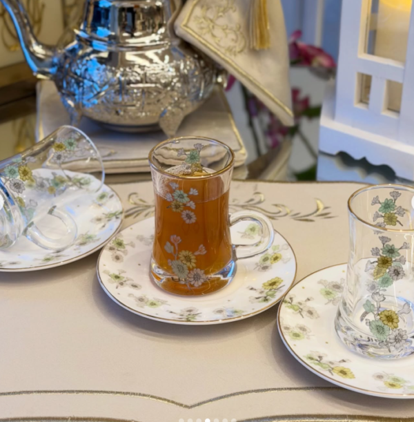 Tasse a thé a fleurit vert